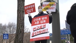 [잇슈 SNS] 110년 된 전 영국 정치인 초상화에 스프레이·칼질…왜? | KBS 뉴스 [잇슈 SNS] 110년 된 전 영국 정치인 초상화에 스프레이·칼질... 