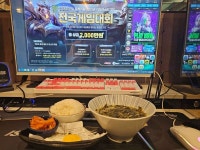 PC방과 만화카페의 변신...사양산업 탈피 위해 셰프까지 고용해 요식업으로 확장 | 오르비 PC방과 만화카페의 변신...사양산업 탈피 위해... 