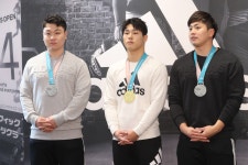 [영상] 2018 평창동계올림픽 메달리스트 원윤종, 서영우, 윤성빈의 포토타임 | 서울특별시 미디어재단 TBS