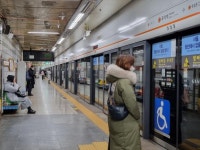 무악재역 선로 화재로 3호선 양방면 90분 운행중지…출근길 혼란... TBS 무악재역 선로 화재로 3호선 양방면 90분 운행중지…출근길 혼란... 