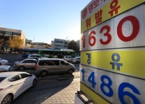 유류세 인하 시행에 주유소 북적 | 한국일보