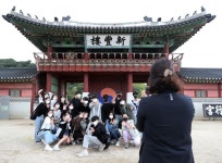 한국일보_일상회복과 함께 다시 살아나는 현장학습... 북적이는 화성행궁 한국일보 : 세상을 보는 균형