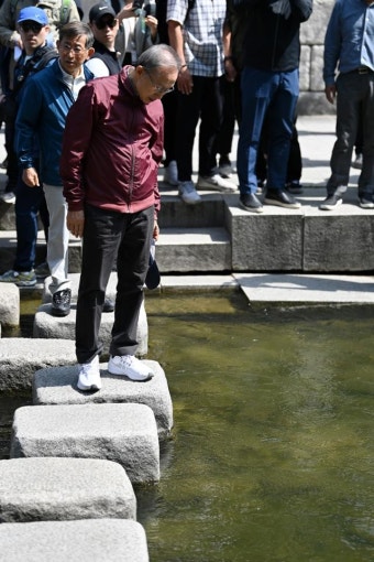 청계천 돌다리 걷는 이명박 전 대통령 | 한국일보