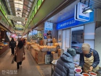 시장 상인들이 맡긴 쌈짓돈을 돈줄로…이사장이 위험한 대출 수수료 장사 | 한국일보 [단독] 시장 상인들이 믿던 우리 새마을금고, 이사장은... 