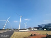 30대 남성, ‘LA->인천’ 비행기서 기내 유리창 깨 태블릿PC 집어던져 기내 유리창 깬 한국계 미국인 | 한국일보