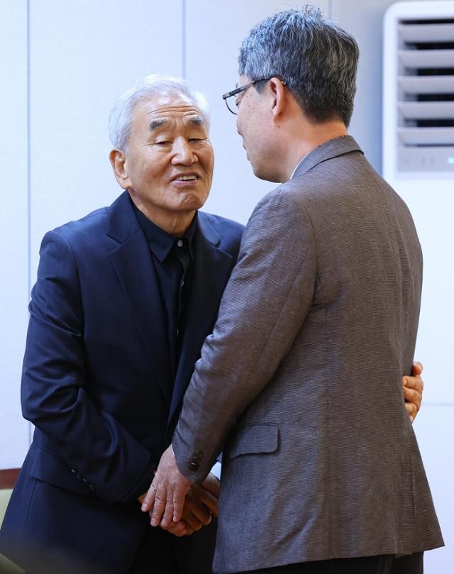 장기표 신문명정책연구원장의 빈소 찾은 정진석 대통령 비서실장, 윤 대통령에게 통일 흔들림 없이 나아가야 당부
