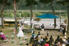 [겨를] 토크쇼부터 1박 2일 캠핑까지… 결혼식이 즐거워졌다-사회ㅣ한국일보