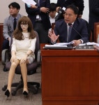 국감장 등장한 리얼돌…“섹스토이 산업 육성하자”-경제ㅣ한국일보