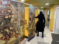 대구 2ㆍ28기념중앙공원 공중화장실에 천재화가 이인성의 ‘사과나무’가…-지역ㅣ한국일보