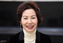 휠체어 탈 뻔한 77세 여성 보디빌더, 이젠 뮤지컬에 도전!-사람ㅣ한국일보