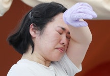 보호구에 땀이 줄줄… 더위와도 싸우는 의료진-사회ㅣ한국일보