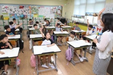 새학기 시작… 반가운 학교·친구들 | 한국일보