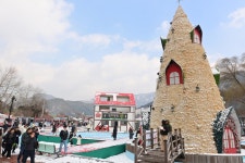봉화 분천산타마을, 사계절 테마형 관광지로 확 바뀐다 | 한국일보