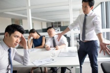회사에서 소리 지르는 상사, 직장인 10명 중 4명 경험 있어요 | 한국일보