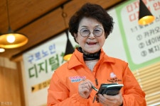 어르신도 키오스크 주문·택시 호출 척척... 디지털안내사 덕분 | 한국일보