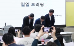 그래서, 내 폰 안전한가?...SKT 해킹 2차 발표에 더 커지는 의문 | 한국일보
