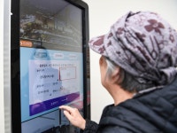 키오스크 못 다뤄 밥 굶기도…환갑 넘은 10명 중 6명 디지털 문해력 미달 | 한국일보