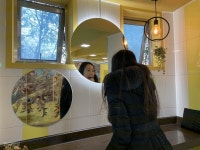 대구 2ㆍ28기념중앙공원 공중화장실에 천재화가 이인성의 ‘사과나무’가…-지역ㅣ한국일보