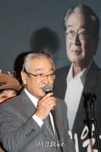 연기인생 60주년 축하행사에서 인사말 전하는 배우 이순재 | 서울경제 연기인생 60주년 축하행사에서 인사말 전하는 배우 이순재