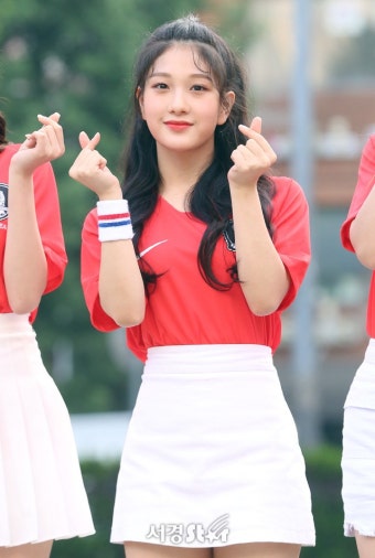프로미스나인 이서연, '청순한 하트 응원' (뮤직뱅크) | 서울경제 프로미스나인 이서연, '청순한 하트 응원' (뮤직뱅크)