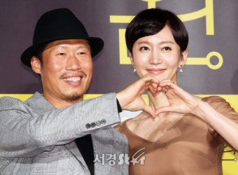 유해진-염정아, 의사 부부의 완벽한 하트 (완벽한 타인 제작보고회) | 서울경제 유해진-염정아, 의사 부부의 완벽한 하트 (완벽한 타인 제작보고회)