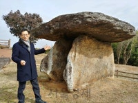 [선임기자가 간다] 말뚝·물 이용 암반서 바위 떼내...8톤짜리 상석, 통나무 깔아 옮겨 | 서울경제 [선임기자가 간다] 말뚝·물 이용 암반서 바위... 