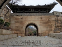 [休] 기생충 계단 에서 한걸음 두걸음…거리마다 예술인 숨결 켜켜이 | 서울경제 [休] 기생충 계단 에서 한걸음 두걸음…거리마다 예술인 숨결... 