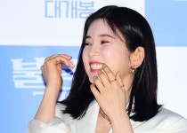 빵 터진 박초롱 | 서울경제 빵 터진 박초롱