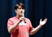 인사말하는 이성구 연출 | 서울경제 인사말하는 이성구 연출
