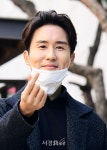 신유, 눈부신 하트 | 서울경제 신유, 눈부신 하트