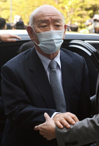 '추징금 2,205억' 전두환, 연희동 자택 압류될까…법원판단 오늘 나온다 | 서울경제 '추징금 2,205억' 전두환, 연희동 자택 압류될까…법원판단...