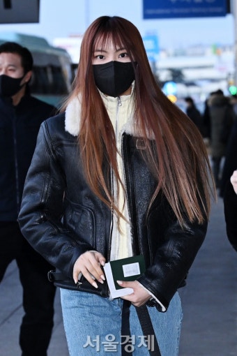 뉴진스 혜인, 심쿵 눈맞춤 [SE포토] | 서울경제 뉴진스 혜인, 심쿵 눈맞춤 [SE포토]