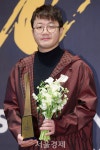 장시원 PD, 최강야구로 최강 수상 [SE★포토] | 서울경제 장시원 PD, 최강야구로 최강 수상 [SE★포토]