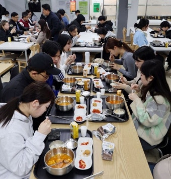 '대학생들 모두에 '천원의 아침밥' 먹입시다' | 서울경제 '대학생들 모두에 '천원의 아침밥' 먹입시다'