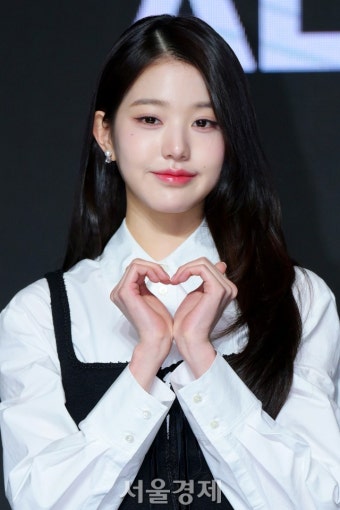 아이브 장원영, 파리에서 날아온 러블리 워뇨 [SE포토] | 서울경제 아이브 장원영, 파리에서 날아온 러블리 워뇨 [SE포토]