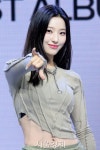 프로미스나인 이새롬, 플로버들의 마음을 열어 [SE★포토] | 서울경제 프로미스나인 이새롬, 플로버들의 마음을 열어 [SE★포토]
