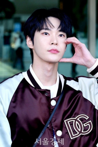 NCT 도영, 대학 가면 이런 선배 있나요? [SE포토] | 서울경제 NCT 도영, 대학 가면 이런 선배 있나요? [SE포토]
