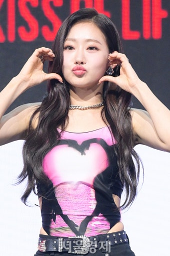 데뷔 전부터 '200만' 뷰 찍은 키스오브라이프, 실력+개성 잡은 '괴물 신인' 될 수 있을까 (종합) [SE현장] | 서울경제 데뷔 전부터 '200만' 뷰...
