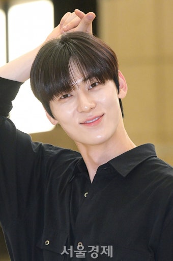 황민현, 오랜만에 황도피스 [SE포토] | 서울경제 황민현, 오랜만에 황도피스 [SE포토]