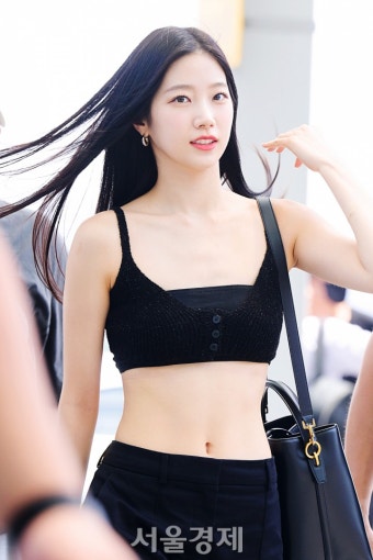 르세라핌 카즈하, 오늘의 핫 걸 [SE포토] | 서울경제 르세라핌 카즈하, 오늘의 핫 걸 [SE포토]