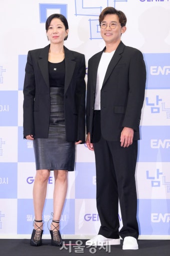 전혜진·안재욱, 믿고 보는 두 배우 [SE포토] | 서울경제 전혜진·안재욱, 믿고 보는 두 배우 [SE포토]