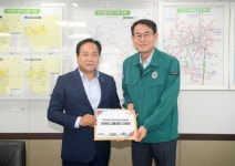 이권재 오산시장, 대광위원장 만나 서울행 광역 급행버스 추가 노선 필요성 강조 | 서울경제 이권재 오산시장, 대광위원장 만나 서울행 광역... 
