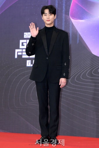 데이식스 영케이, 수줍은 인사 [SE포토] | 서울경제 데이식스 영케이, 수줍은 인사 [SE포토]
