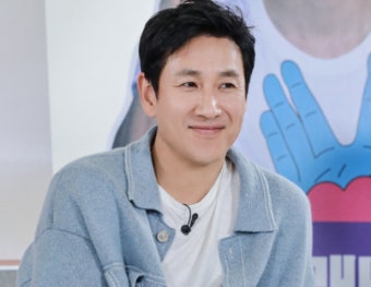 '이선균 수사보고서 원본째 유출'…발표한적 없는 소환 날짜까지 새어나갔다 | 서울경제 '이선균 수사보고서 원본째 유출'…발표한적 없는 소환...