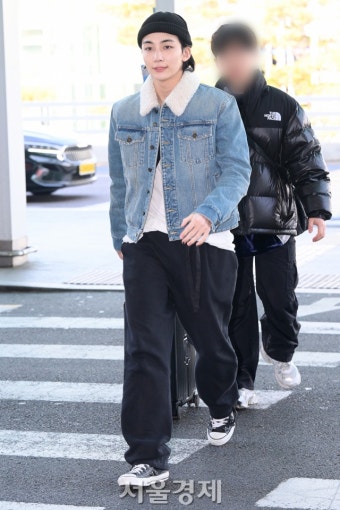 세븐틴 정한, 공항은 나의 런웨이 [SE포토] | 서울경제 세븐틴 정한, 공항은 나의 런웨이 [SE포토]