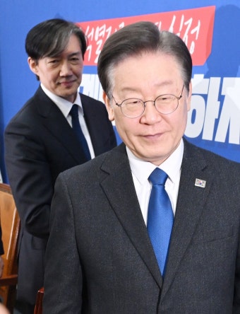 이재명 대표 뒤따라 이동하는 조국 대표 | 서울경제 이재명 대표 뒤따라 이동하는 조국 대표