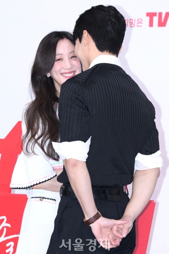정려원·위하준, 아찔했던 포스터 장면 재연 [SE포토] | 서울경제 정려원·위하준, 아찔했던 포스터 장면 재연 [SE포토]