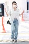 아이유, 편안한 꾸안꾸 공항 패션 [SE★포토] | 서울경제 아이유, 편안한 꾸안꾸 공항 패션 [SE★포토]