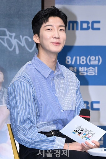 위너 이승훈, 부산 사직구장서 18초 댄스 시구…논란 여전