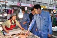 포항제철소, 추석 앞두고 전통시장 장보기 나서.. 지역사회 나눔으로 따뜻한 추석맞이 – 포스코그룹 뉴스룸 포항제철소, 추석 앞두고 전통시장... 